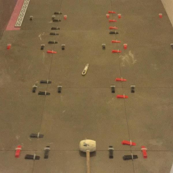 Badkamer met 120x40 en 60x60 tegels | RMB Tegels & Sanitair