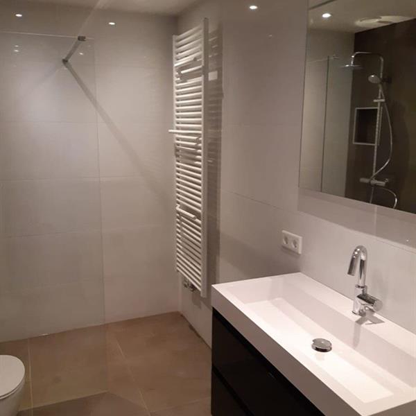 Badkamer met 120x40 en 60x60 tegels | RMB Tegels & Sanitair
