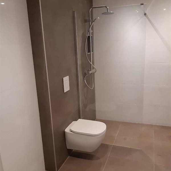 Badkamer met 120x40 en 60x60 tegels | RMB Tegels & Sanitair