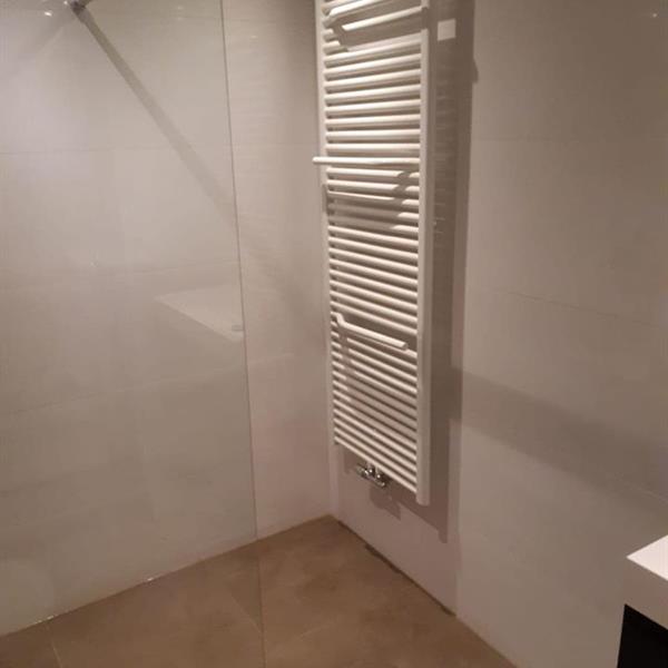 Badkamer met 120x40 en 60x60 tegels | RMB Tegels & Sanitair