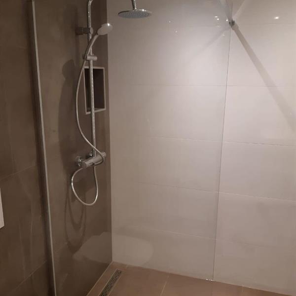 Badkamer met 120x40 en 60x60 tegels | RMB Tegels & Sanitair