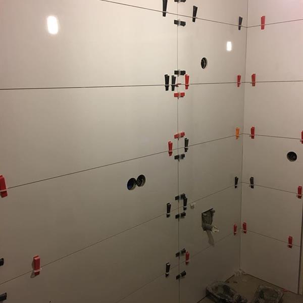 Badkamer met 120x40 en 60x60 tegels | RMB Tegels & Sanitair