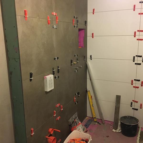 Badkamer met 120x40 en 60x60 tegels | RMB Tegels & Sanitair