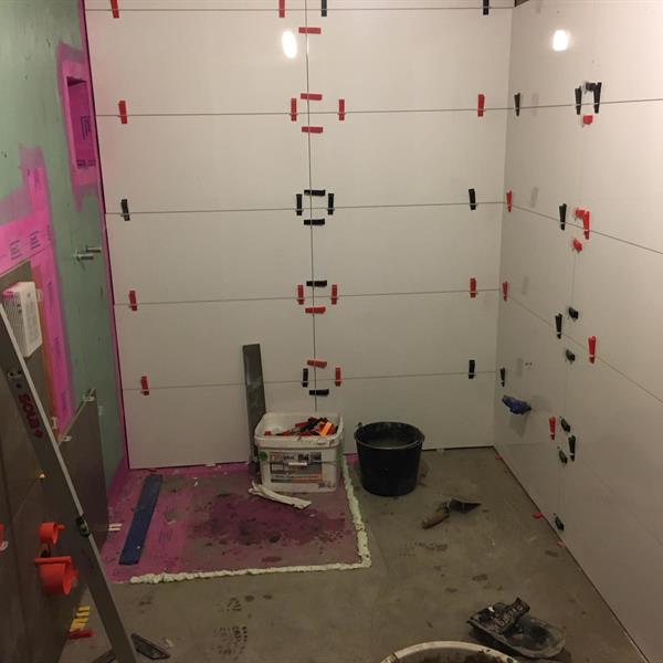 Badkamer met 120x40 en 60x60 tegels | RMB Tegels & Sanitair