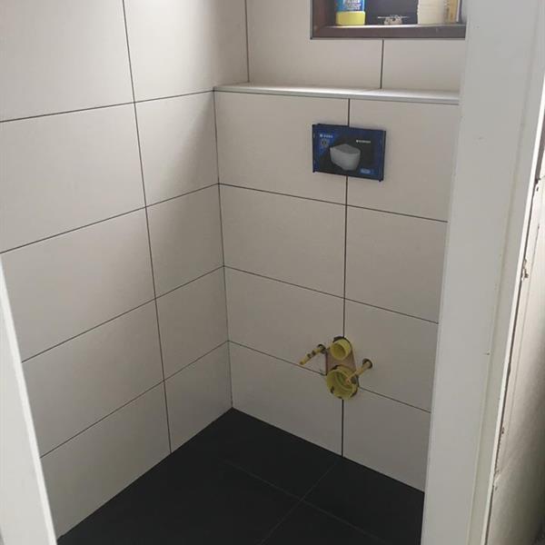 Toilet met mat wit en antraciet tegels | RMB Tegels & Sanitair