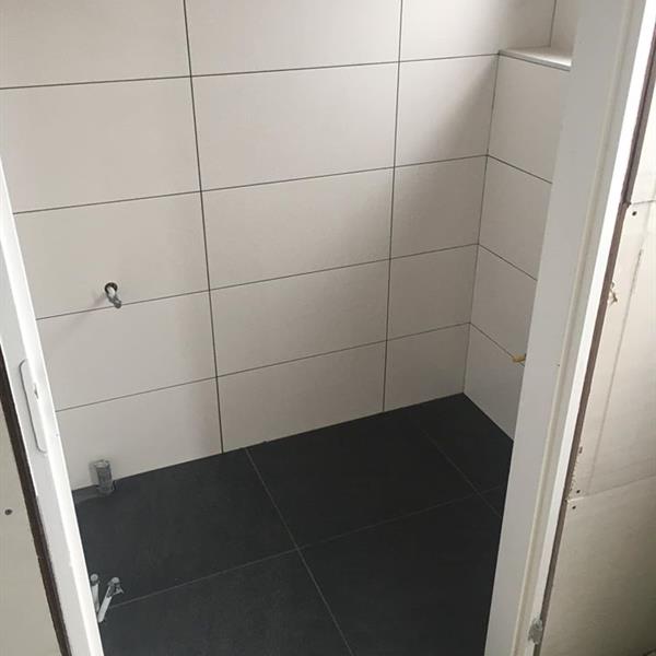 Toilet met mat wit en antraciet tegels | RMB Tegels & Sanitair