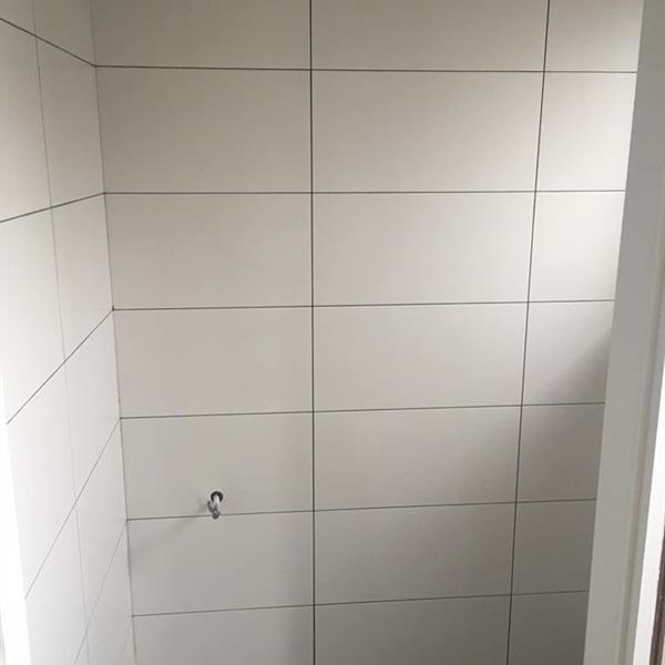 Toilet met mat wit en antraciet tegels | RMB Tegels & Sanitair