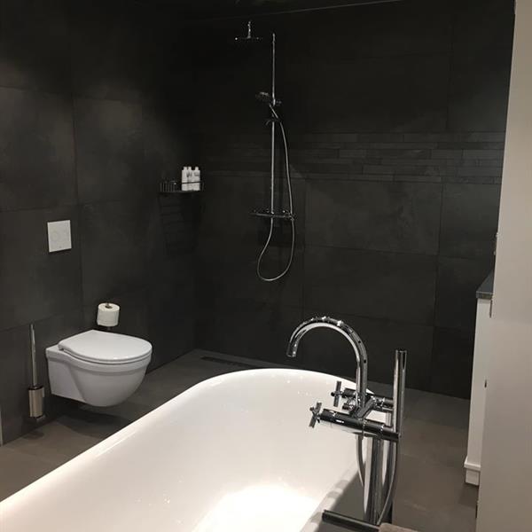 Badkamer met grijze tegels | RMB Tegels & Sanitair