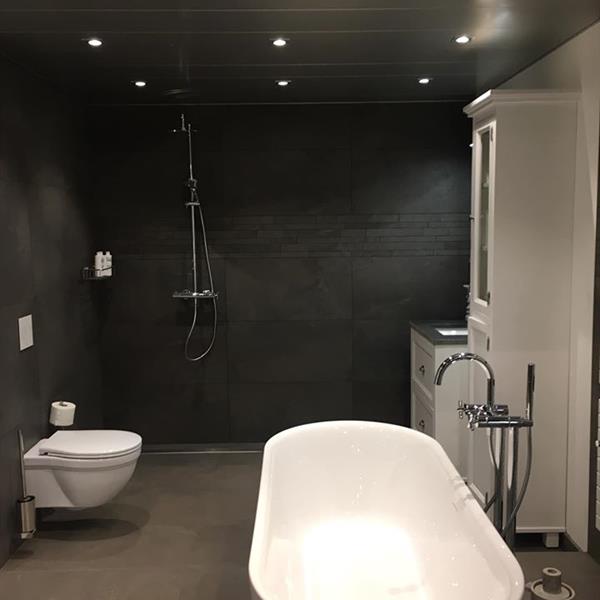 Badkamer met grijze tegels | RMB Tegels & Sanitair