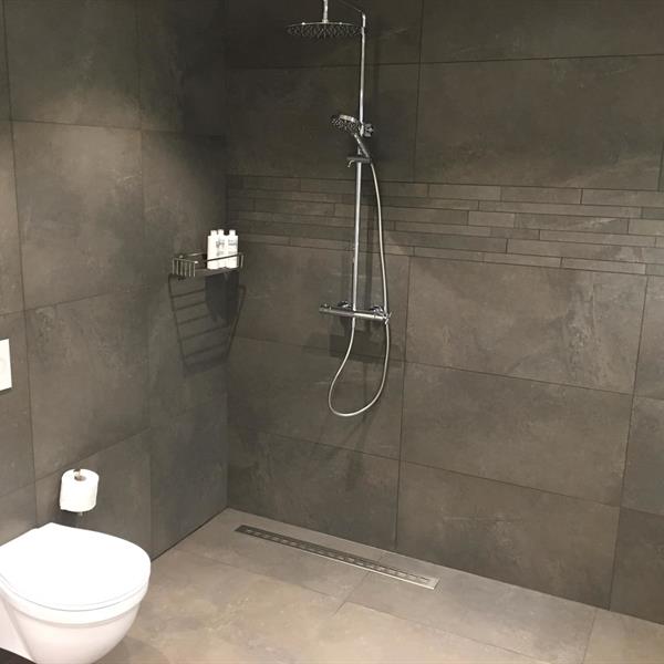 Badkamer met grijze tegels | RMB Tegels & Sanitair