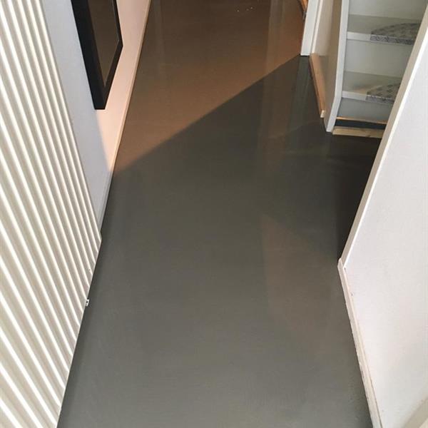 Geëgaliseerde vloer met grijze 30x60 tegels | RMB Tegels & Sanitair