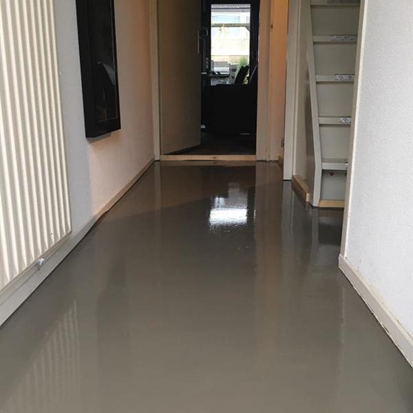 Geëgaliseerde vloer met grijze 30x60 tegels | RMB Tegels & Sanitair