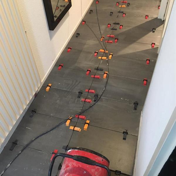 Geëgaliseerde vloer met grijze 30x60 tegels | RMB Tegels & Sanitair