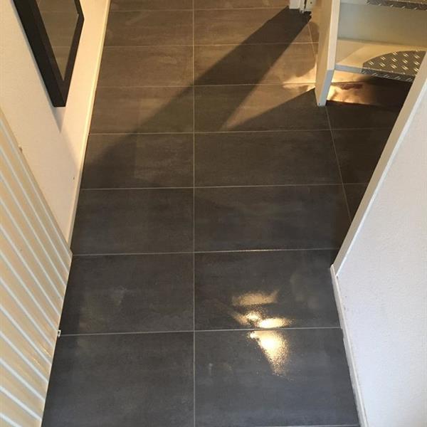 Geëgaliseerde vloer met grijze 30x60 tegels | RMB Tegels & Sanitair