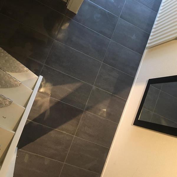 Geëgaliseerde vloer met grijze 30x60 tegels | RMB Tegels & Sanitair