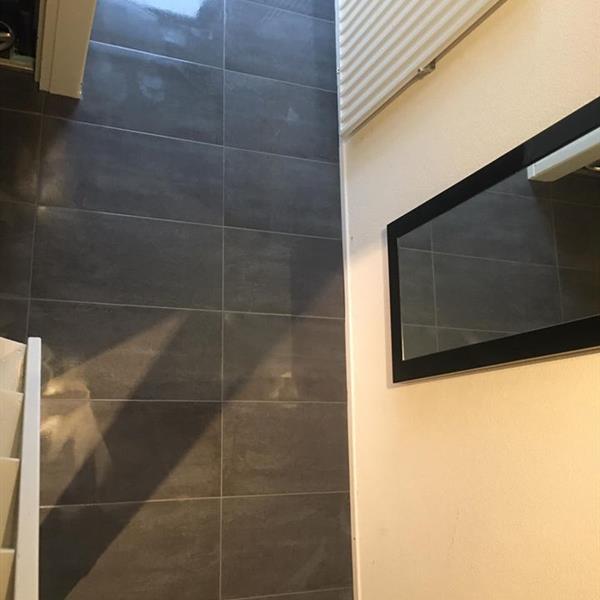 Geëgaliseerde vloer met grijze 30x60 tegels | RMB Tegels & Sanitair