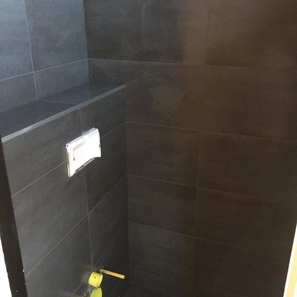 Geëgaliseerde vloer met grijze 30x60 tegels | RMB Tegels & Sanitair