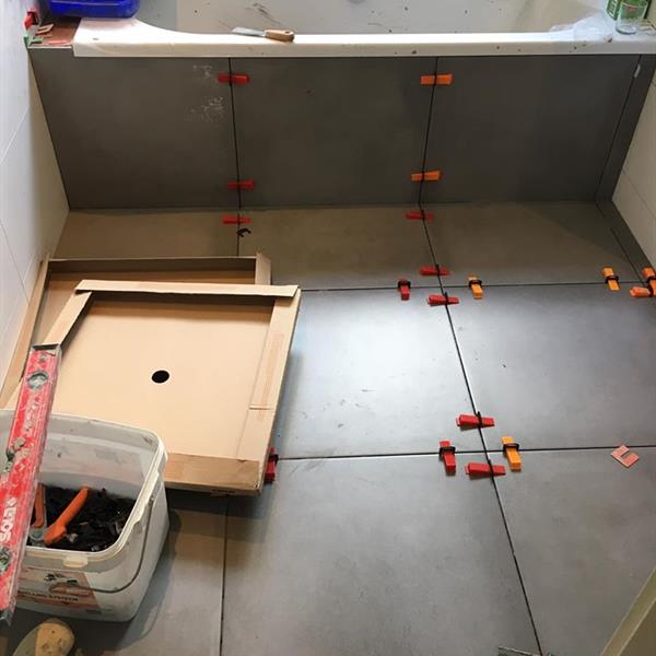 Badkamer met 60x60 en 30x60 tegels | RMB Tegels & Sanitair