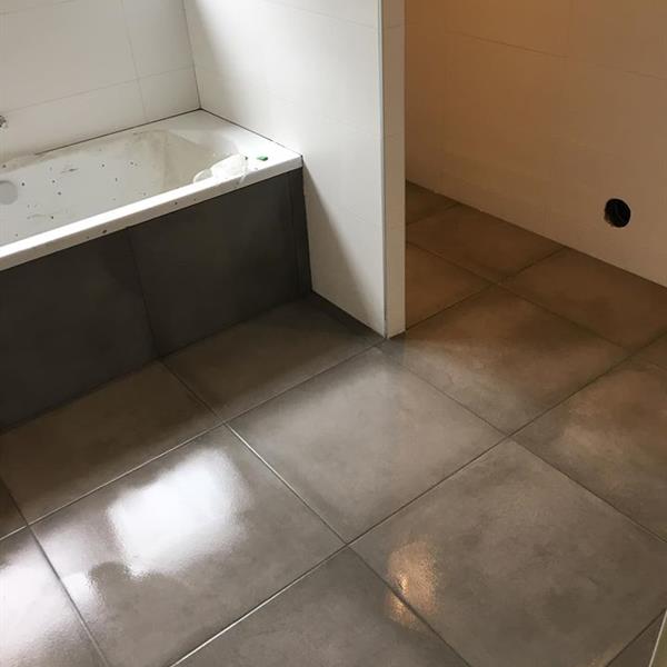 Badkamer met 60x60 en 30x60 tegels | RMB Tegels & Sanitair