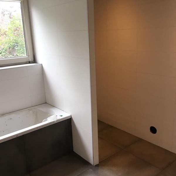 Badkamer met 60x60 en 30x60 tegels | RMB Tegels & Sanitair