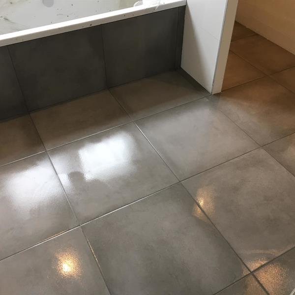 Badkamer met 60x60 en 30x60 tegels | RMB Tegels & Sanitair