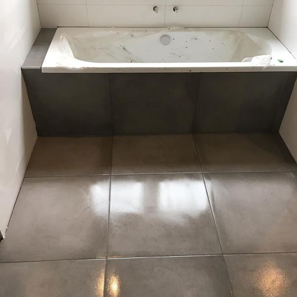 Badkamer met 60x60 en 30x60 tegels | RMB Tegels & Sanitair