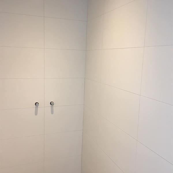 Badkamer met 60x60 en 30x60 tegels | RMB Tegels & Sanitair