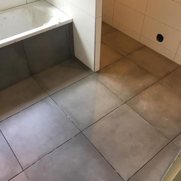 Badkamer met 60x60 en 30x60 tegels | RMB Tegels & Sanitair