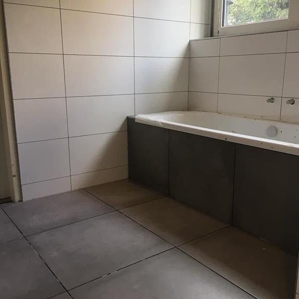 Badkamer met 60x60 en 30x60 tegels | RMB Tegels & Sanitair