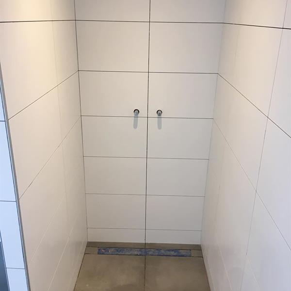 Badkamer met 60x60 en 30x60 tegels | RMB Tegels & Sanitair