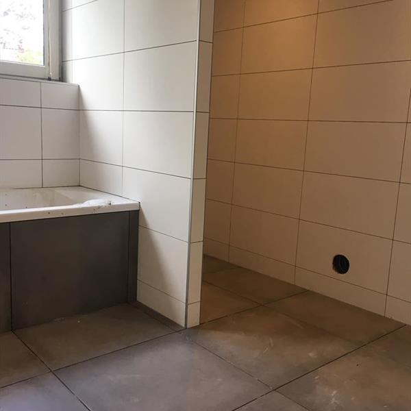 Badkamer met 60x60 en 30x60 tegels | RMB Tegels & Sanitair