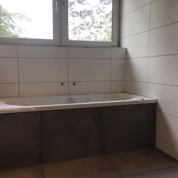 Badkamer met 60x60 en 30x60 tegels | RMB Tegels & Sanitair