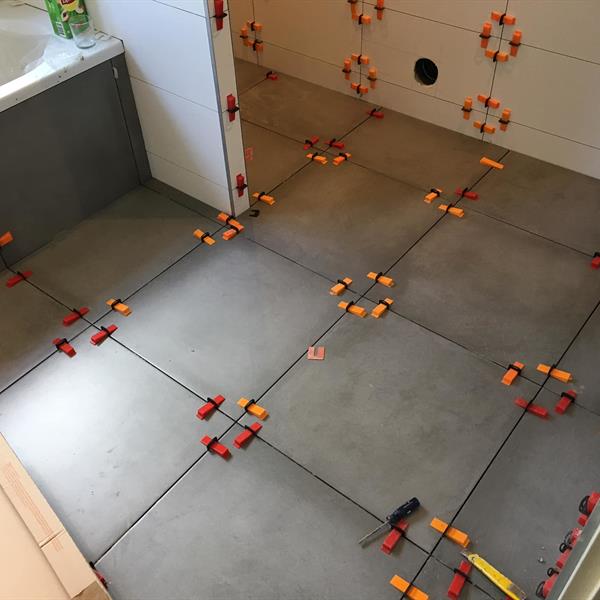 Badkamer met 60x60 en 30x60 tegels | RMB Tegels & Sanitair