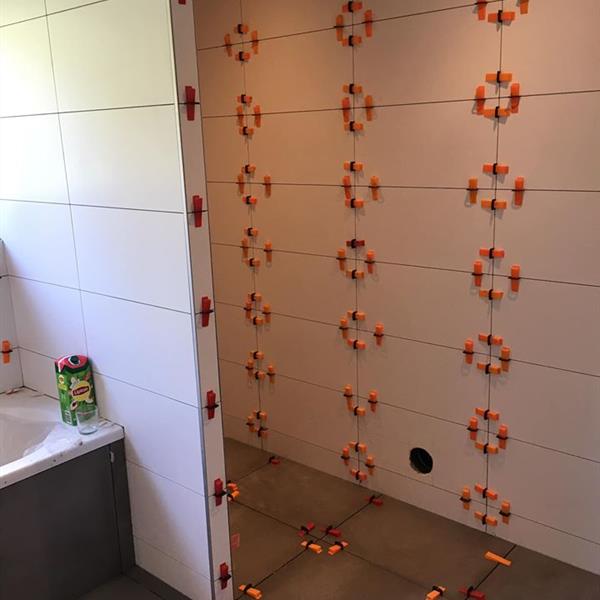 Badkamer met 60x60 en 30x60 tegels | RMB Tegels & Sanitair