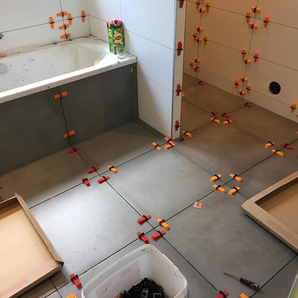 Badkamer met 60x60 en 30x60 tegels | RMB Tegels & Sanitair