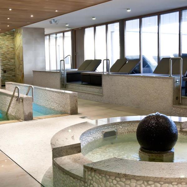 Zwembad van natuursteen en kiezelstenen | RMB Tegels & Sanitair