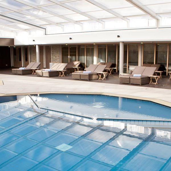 Zwembad van natuursteen en kiezelstenen | RMB Tegels & Sanitair