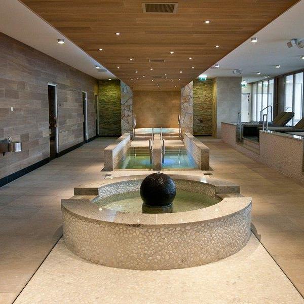 Zwembad van natuursteen en kiezelstenen | RMB Tegels & Sanitair