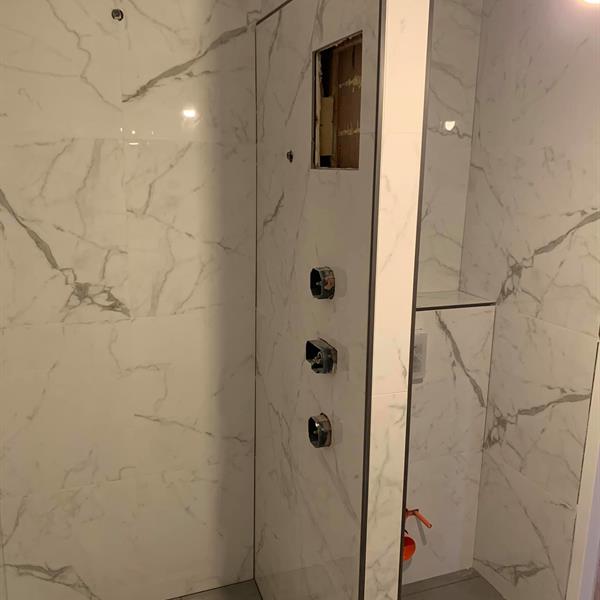 Badkamer met marmer tegels | RMB Tegels & Sanitair