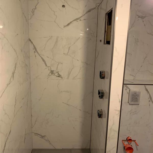 Badkamer met marmer tegels | RMB Tegels & Sanitair