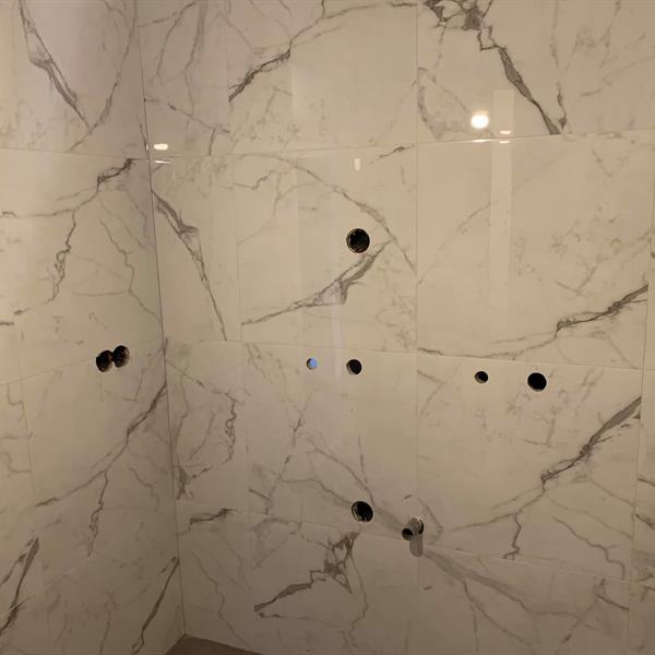 Badkamer met marmer tegels | RMB Tegels & Sanitair