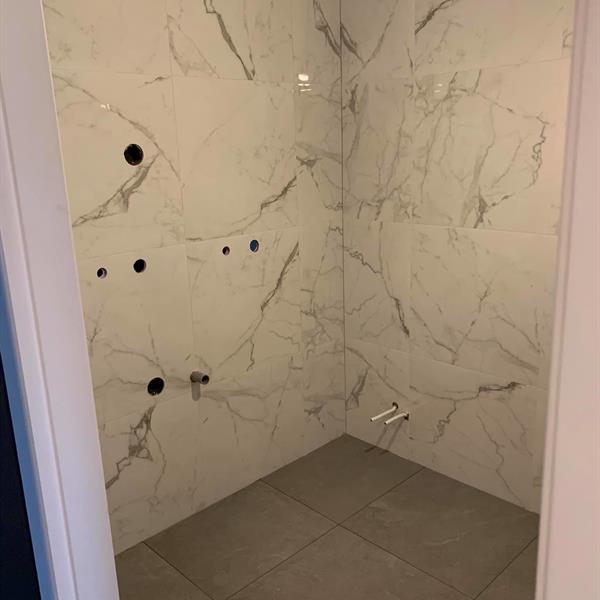 Badkamer met marmer tegels | RMB Tegels & Sanitair