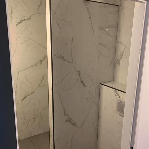 Badkamer met marmer tegels | RMB Tegels & Sanitair