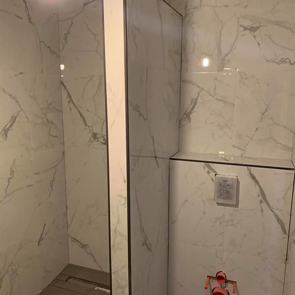 Badkamer met marmer tegels | RMB Tegels & Sanitair
