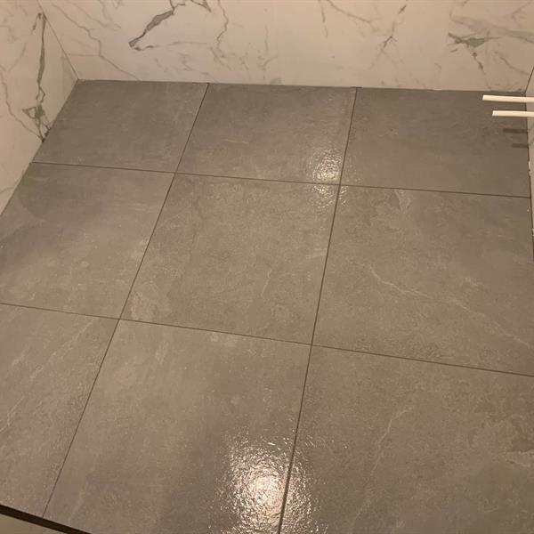 Badkamer met marmer tegels | RMB Tegels & Sanitair