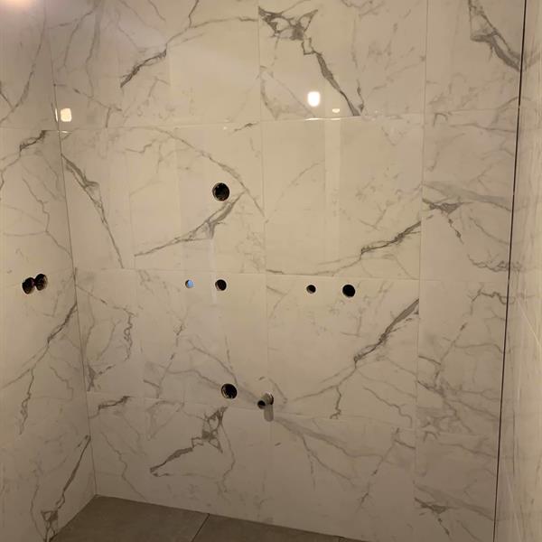 Badkamer met marmer tegels | RMB Tegels & Sanitair