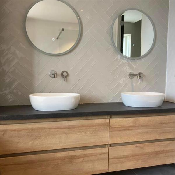 Badkamer met visgraat 20x10 tegels | RMB Tegels & Sanitair