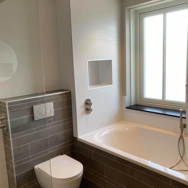 Badkamer met visgraat 20x10 tegels | RMB Tegels & Sanitair