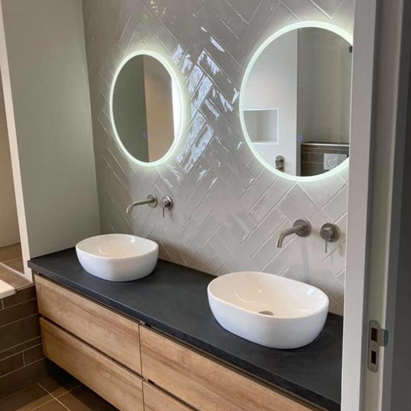 Badkamer met visgraat 20x10 tegels | RMB Tegels & Sanitair