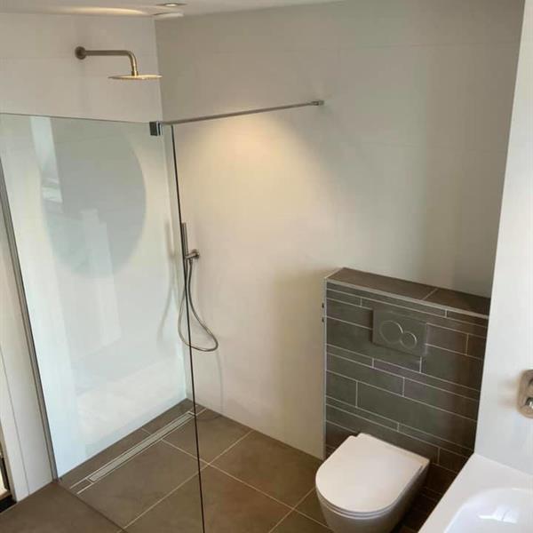 Badkamer met visgraat 20x10 tegels | RMB Tegels & Sanitair